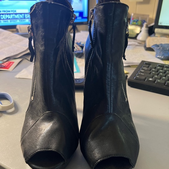 N.Y.L.A BLACK PEEP TOE LEATHER BOOTIES SIZE 8 - Picture 3 of 6
